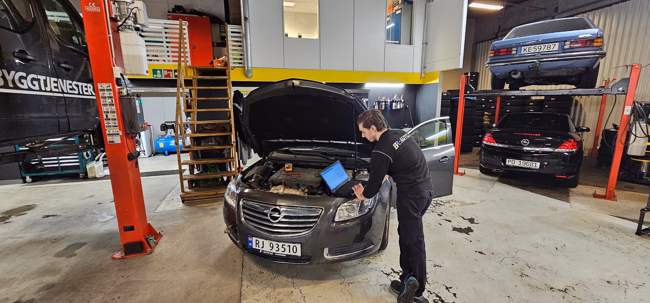 Arbeid i motorrommet under AC-service hos BR-Auto i Stavanger.