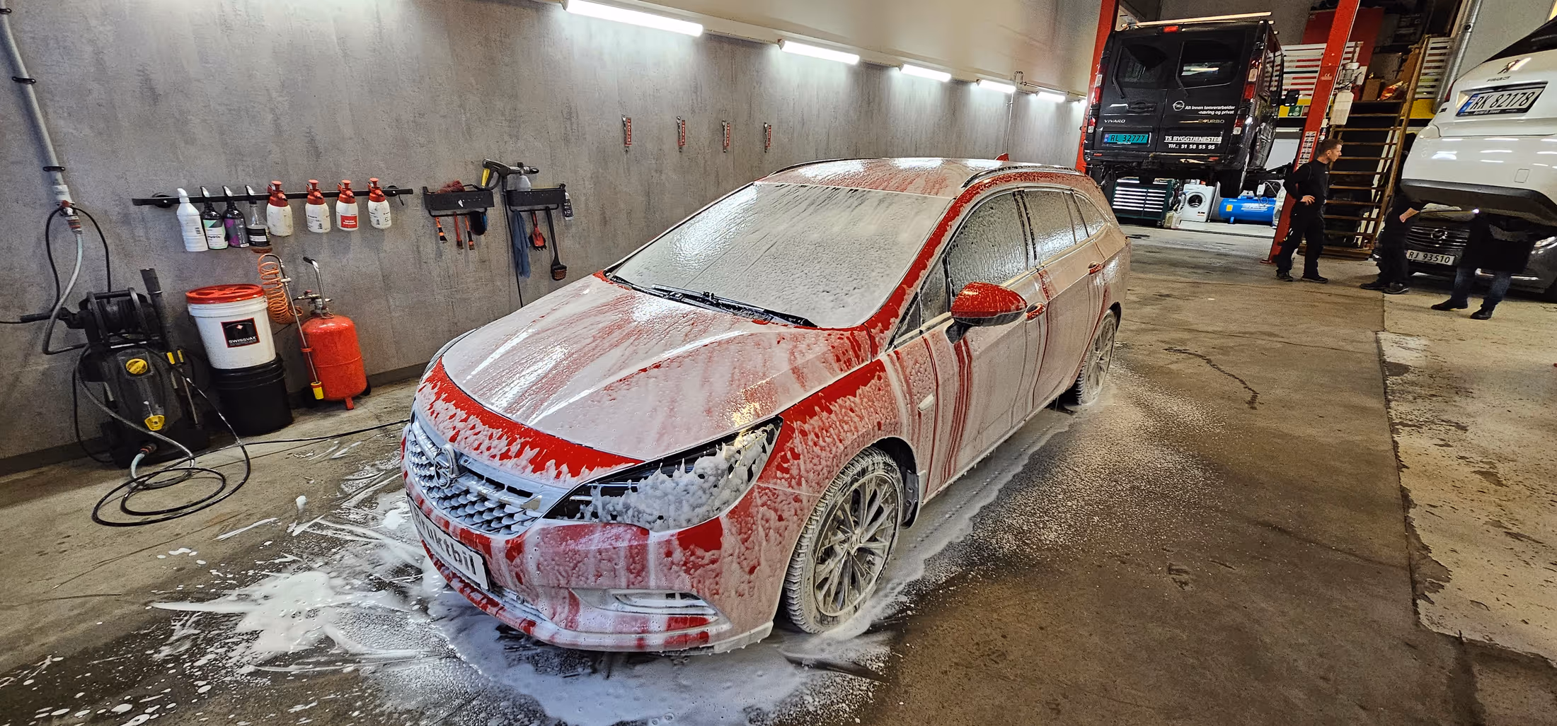 Bil dekket av skumvask under bilpleie hos BR-Auto i Stavanger.