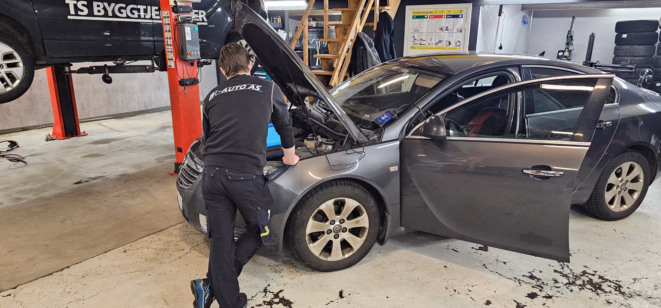 Mekaniker hos BR-Auto arbeider i motorrommet på en Opel under bilservice i Stavanger.
