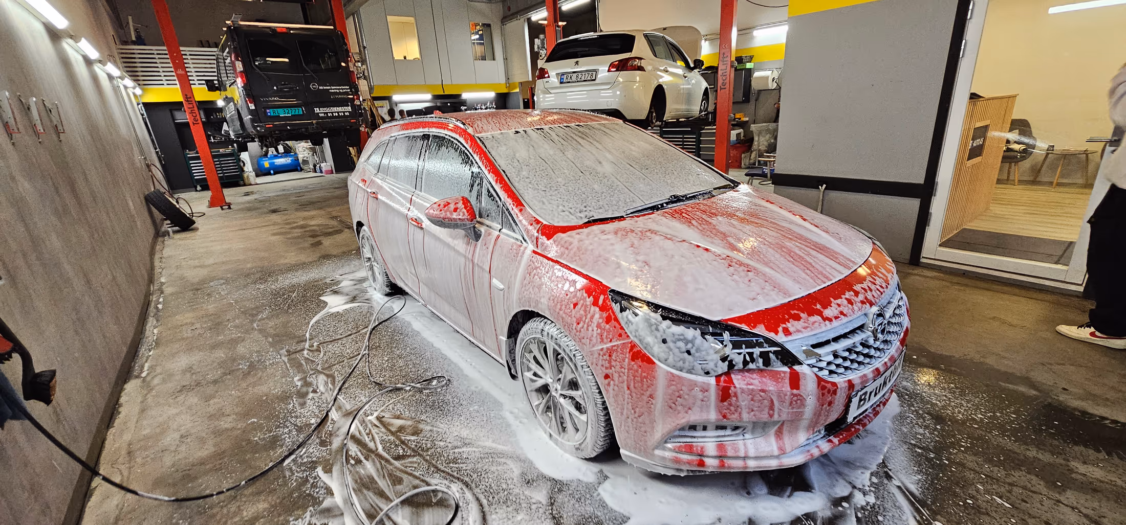 Mekaniker hos BR-Auto utfører diagnose og feilsøking på en bil i Stavanger.