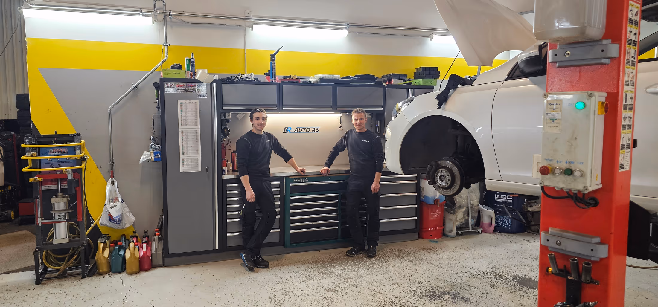 Einar og Mads Bru foran verktøybenken i BR-Auto sitt bilverksted i Stavanger.