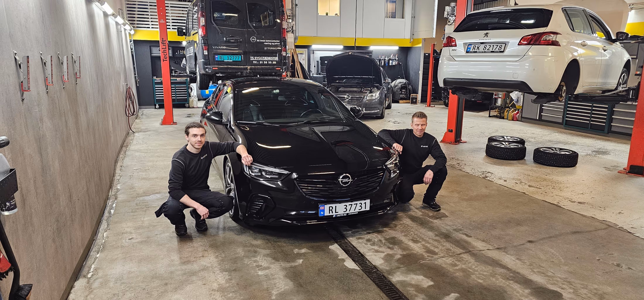 Bil på løftebukk klar for EU-kontroll hos BR-Auto i Stavanger.