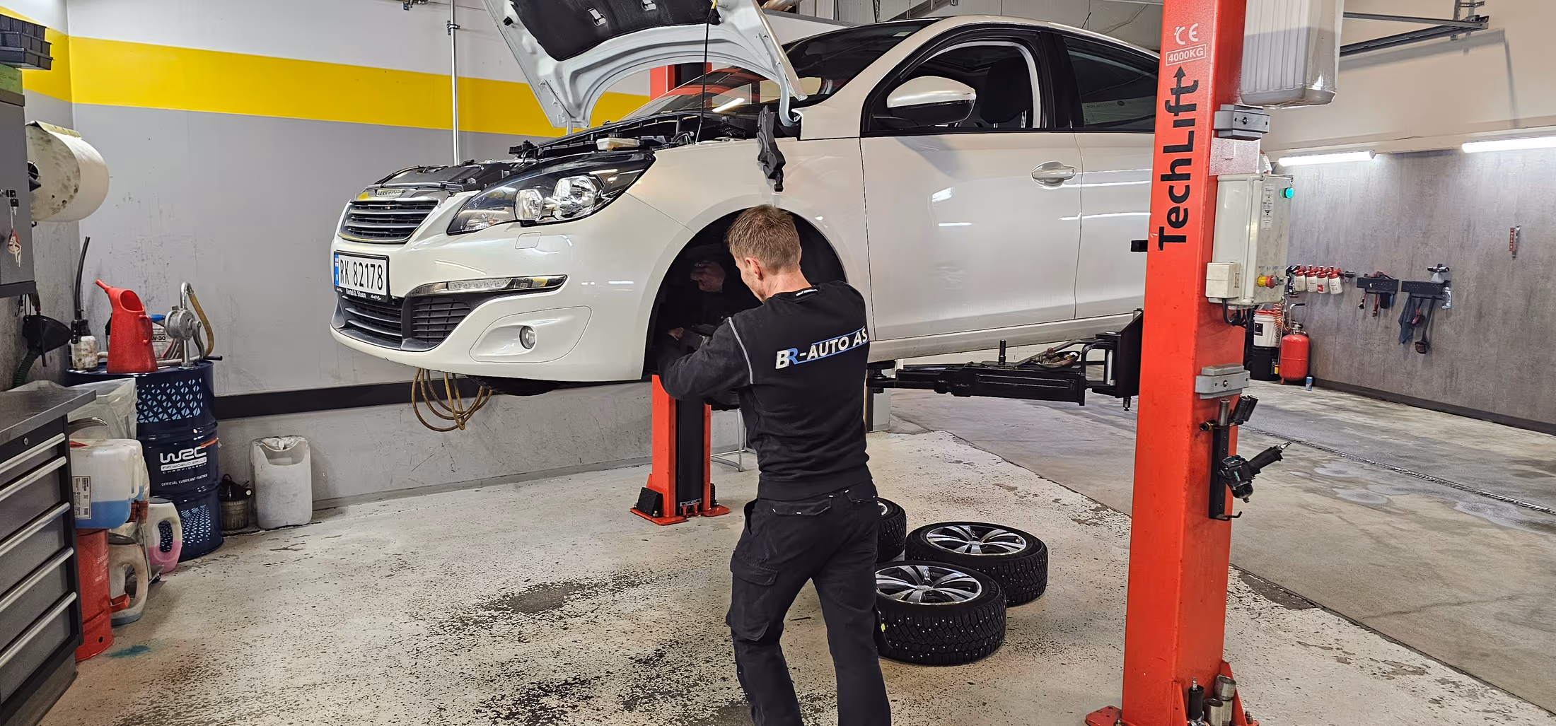 Hjul demontert under hjulskift hos BR-Auto i Stavanger.